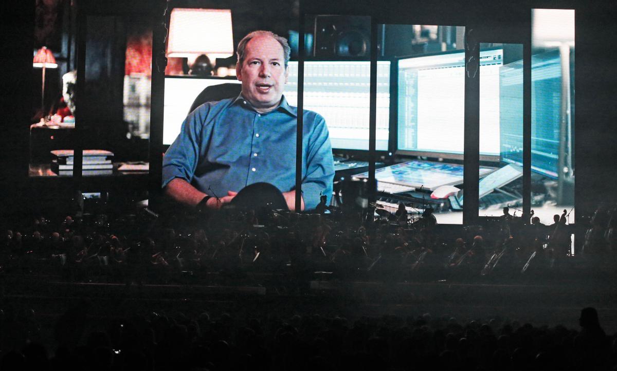 Hans Zimmer proyectado en las pantallas en un concierto reciente sobre su obra en el Palau Sant Jordi.