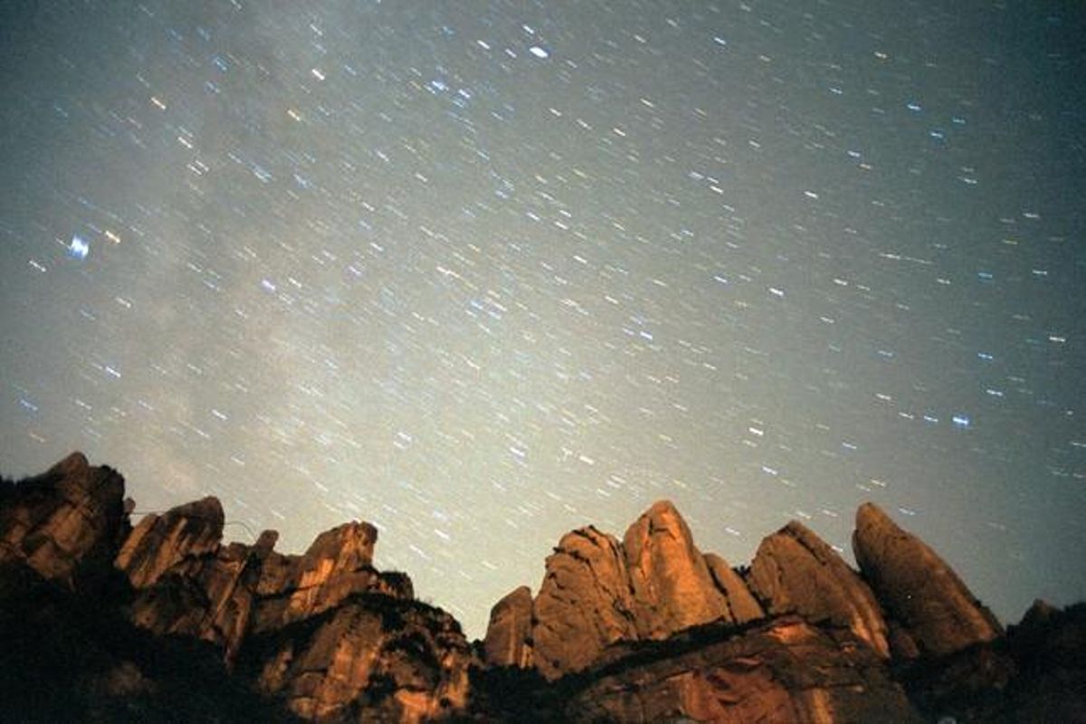 Lluvia de estrellas sobre Montserrat, en una imagen de archivo. Lluvia de estrellas sobre Montserrat, en una imagen de archivo.