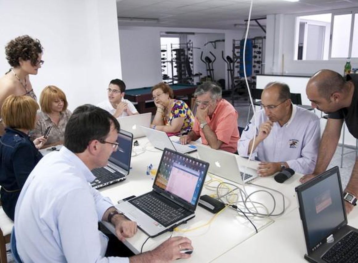 Trabajadores en una oficina en Sevilla. Trabajadores en una oficina en Sevilla.