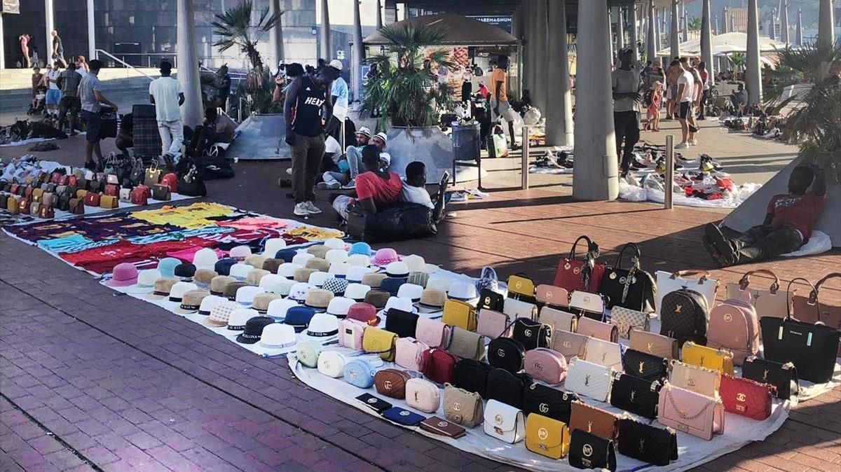 Manteros en la zona del Maremàgnum, este domingo. Manteros en la zona del Maremàgnum, este domingo.