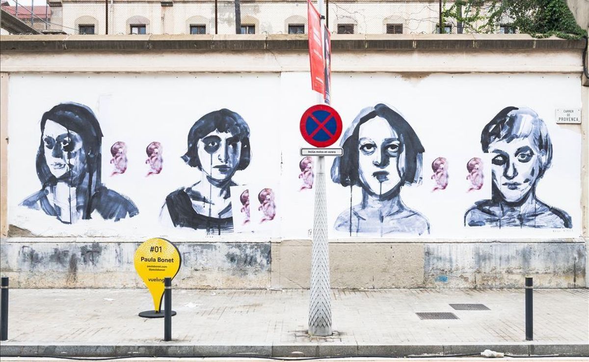 Los cuatro rostros femeninos de Paula Bonet, cada uno con un feto a su lado. Los cuatro rostros femeninos de Paula Bonet, cada uno con un feto a su lado.