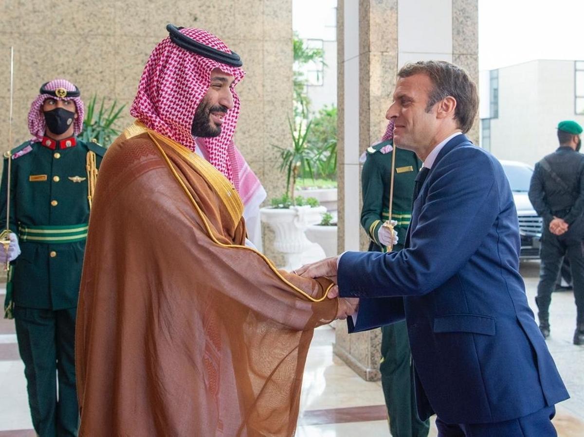 El príncipe heredero saudí, Mohamed Bin Salman, recibe en Jeda al presidente de Francia, Emmanuel Macron.