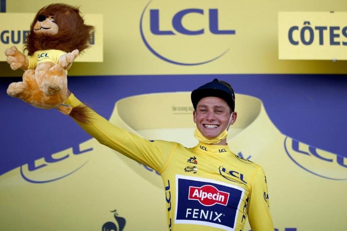 Mathieu van der Poel sonríe en el podio del Muro de Bretaña.
