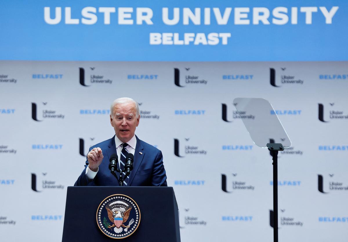 Joe Biden durante su discurso en la Universidad del Ulster. 