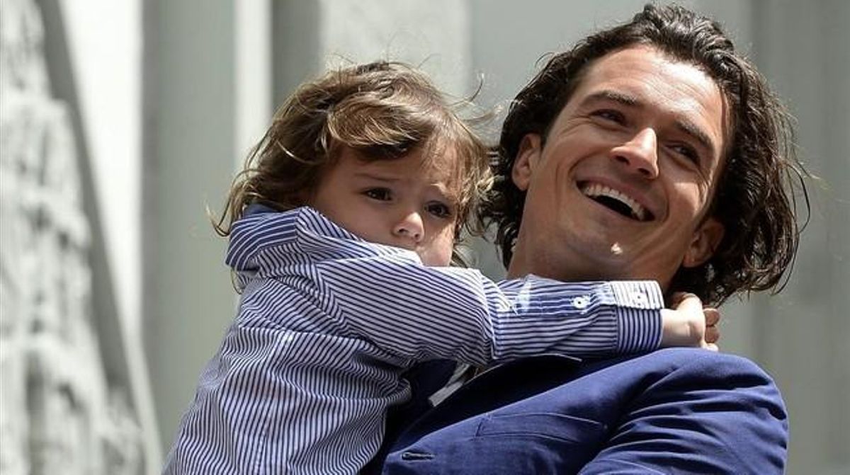 Flynn, el hijo de Orlando Bloom, junto a su célebre padre durante la ceremonia en Hollywood en la que recibió la Estrella de la Fama. Flynn, el hijo de Orlando Bloom, junto a su célebre padre durante la ceremonia en Hollywood en la que recibió la Estrella de la Fama.