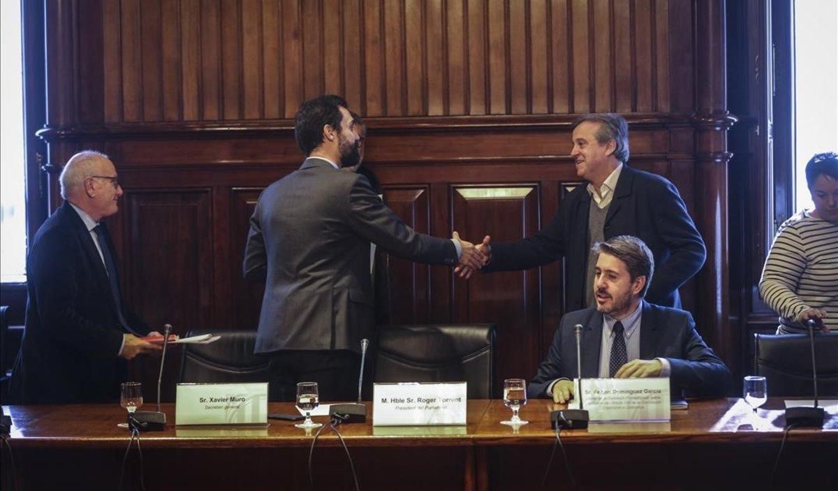 El presidente del Parlament, Roger Torrent, saluda al presidente de la comisión del 155, Antoni Morral, el pasado 6 de noviembre. El presidente del Parlament, Roger Torrent, saluda al presidente de la comisión del 155, Antoni Morral, el pasado 6 de noviembre.