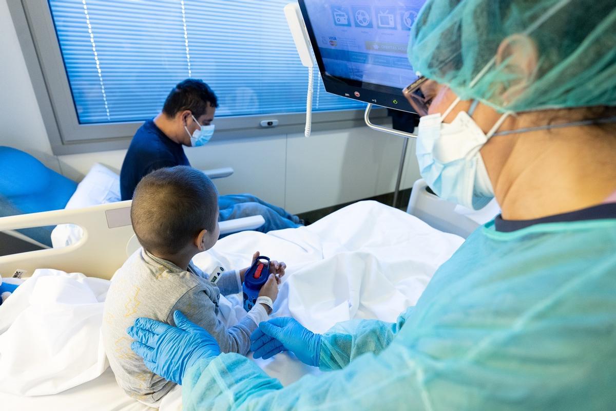Un niño con cáncer en la ’planta covid’ del Hospital de la Santa Creu i Sant Pau (Barcelona), este jueves.