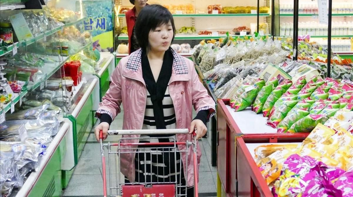 Una joven en el supermercado Pothonggang de Pyongyang. Una joven en el supermercado Pothonggang de Pyongyang.