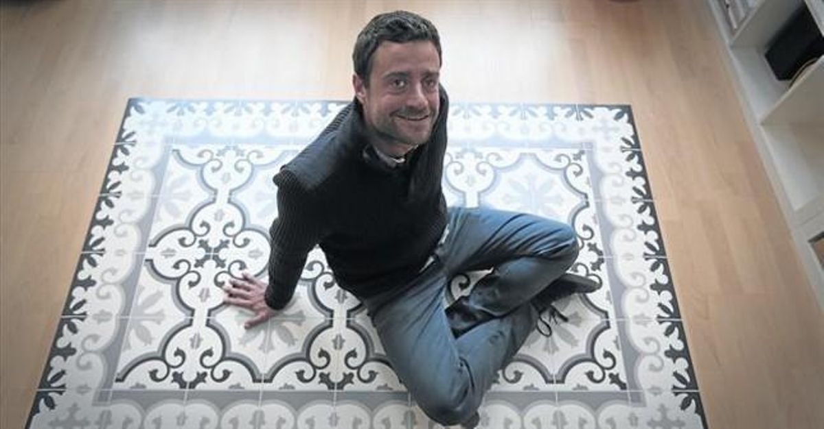 DE MUESTRA.Rossinès posa encima de una de las alfombras de Hidraulik en la sede de la compañía en el barrio barcelonés de Sants. DE MUESTRA.Rossinès posa encima de una de las alfombras de Hidraulik en la sede de la compañía en el barrio barcelonés de Sants.