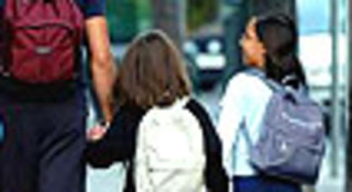 Dos niñas con mochilas. Dos niñas con mochilas.