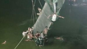 Mueren al menos 91 personas al caer un puente recién estrenado en la India