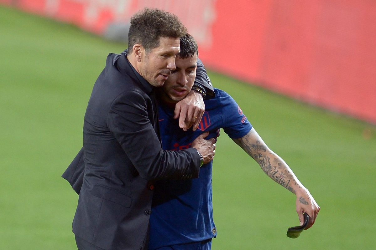 Simeone abraza a Correa tras el empate del Atlético en el Benito Villamarín ante el Betis. Simeone abraza a Correa tras el empate del Atlético en el Benito Villamarín ante el Betis.