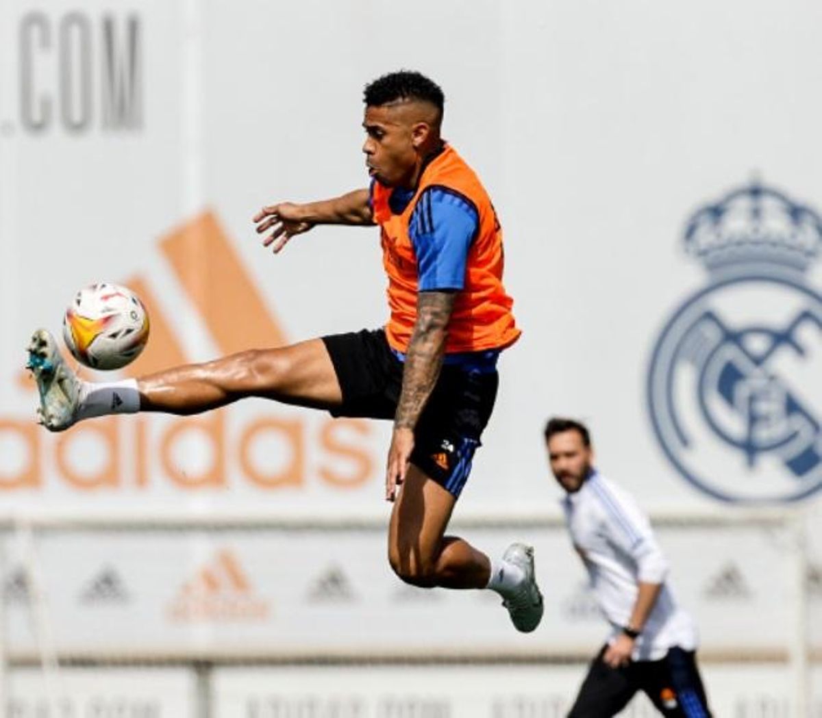 Mariano controla un balón en el entrenamiento del Madrid. Mariano controla un balón en el entrenamiento del Madrid.
