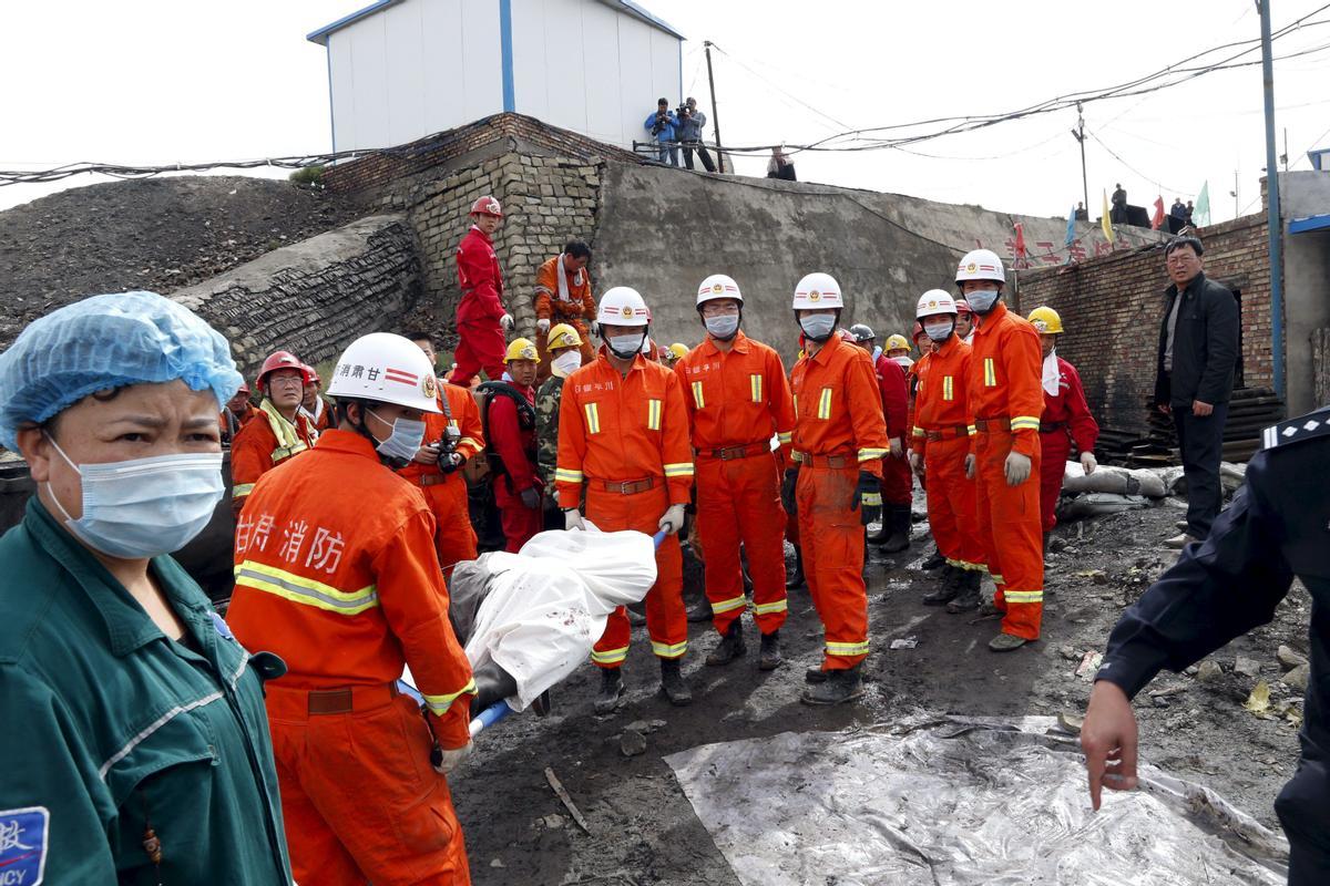 Unos rescatistas chinos trasladan un cadáver tras un accidente en una mina en 2018. 