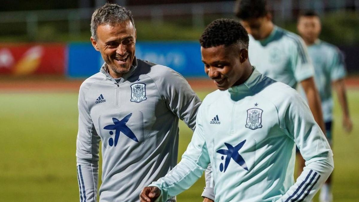 Luis Enrique y Ansu, en un entrenamiento de la selección. Luis Enrique y Ansu, en un entrenamiento de la selección.