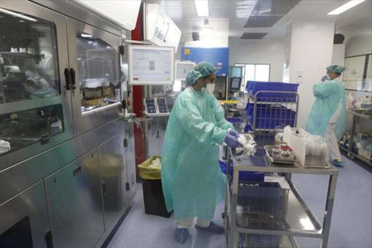Preparación de tratamientos contra el cáncer en un hospital de Barcelona.
