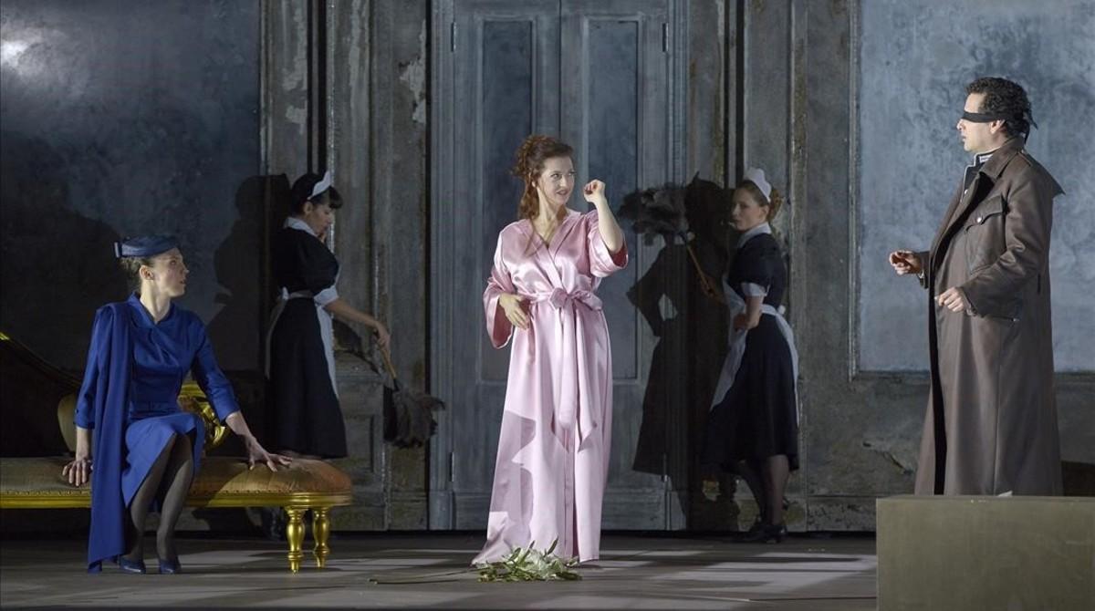 Golovneva (Valentine), Ciofi (Marguerite de Valois) y Flórez (Raoul), en una escena de la ópera ’Les Huguenots’, de Giacomo Meyerbeer, en la Deutsche Oper de Berlín. 