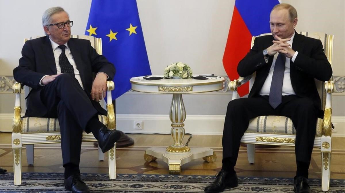 El presidente ruso  Vladimir Putin conversa con el presidente de la Comision Europea Jean-Claude Juncker durante una reunion en el palacio Konstantinovsky de San Petersburgo. 