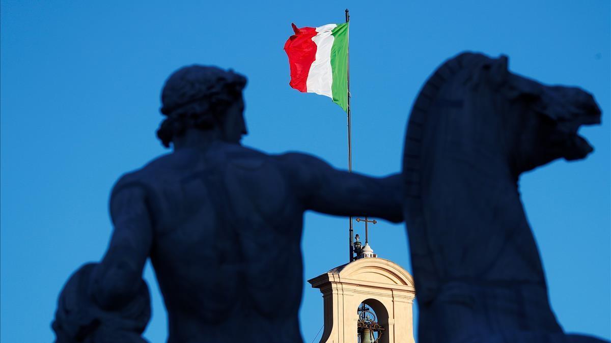 La bandera italiana ondea en el Palacio del Quirinal mientras se espera la inminente dimisión del primer ministro Giuseppe Conte.