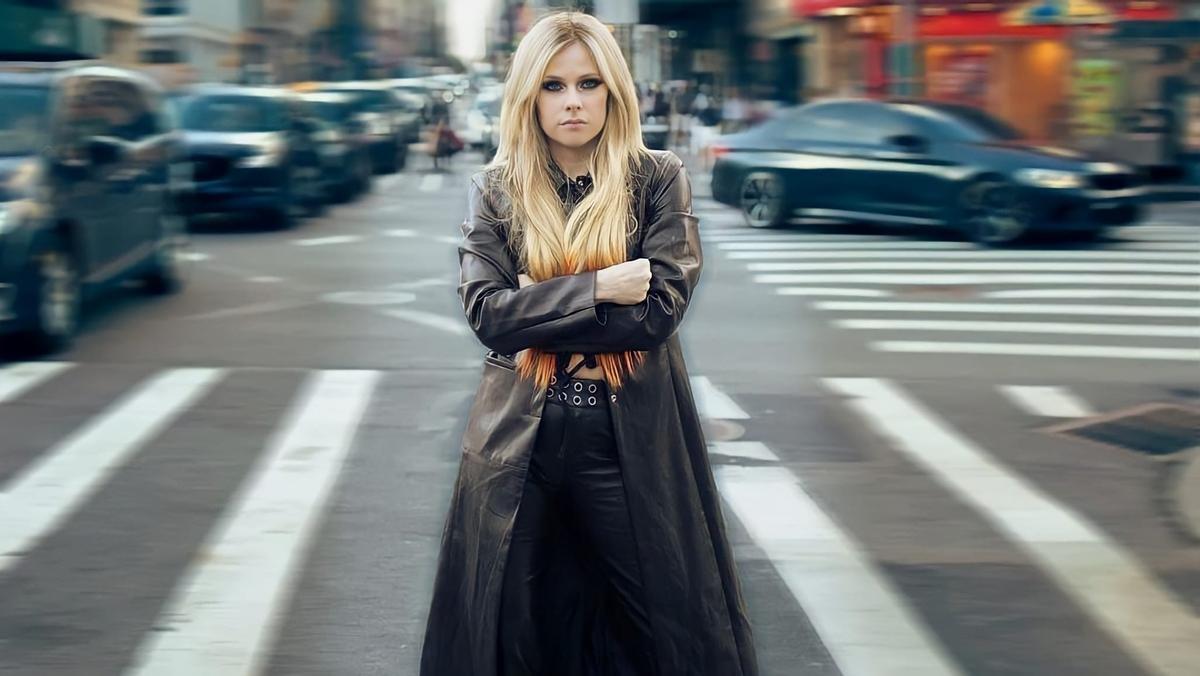 Avril Lavigne recrea la portada de su disco ’Let Go’ en Canal Street, Nueva York. 