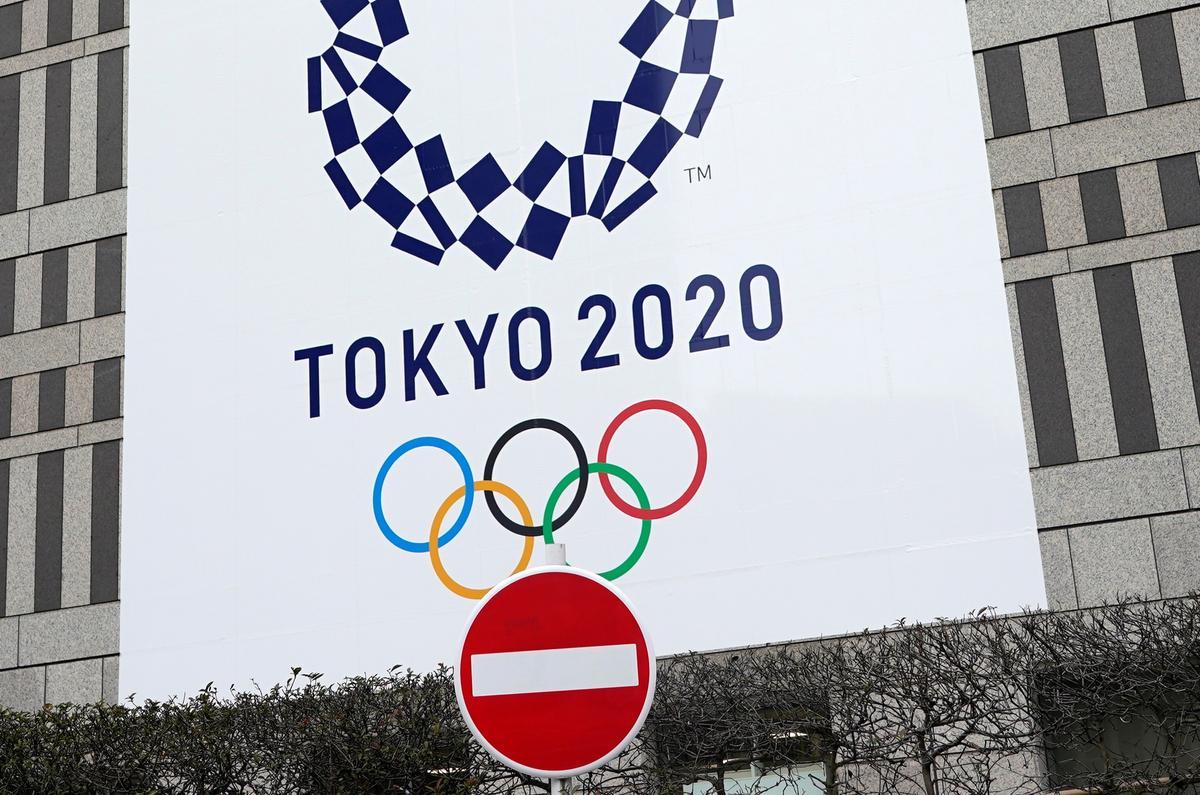 Un cartel de los Juegos, en un edificio oficial de Tokio.