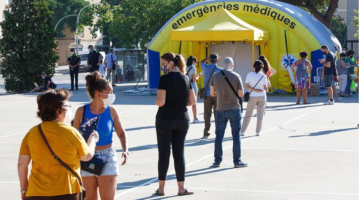 Cola para hacerse la PCR ante una carpa sanitaria instalada en Sabadell, el pasado 6 de agosto. Cola para hacerse la PCR ante una carpa sanitaria instalada en Sabadell, el pasado 6 de agosto.