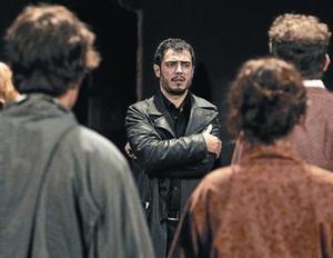Julio Manrique, en una de les escenes de Hamlet, que arriba dilluns a la Biblioteca de Catalunya.