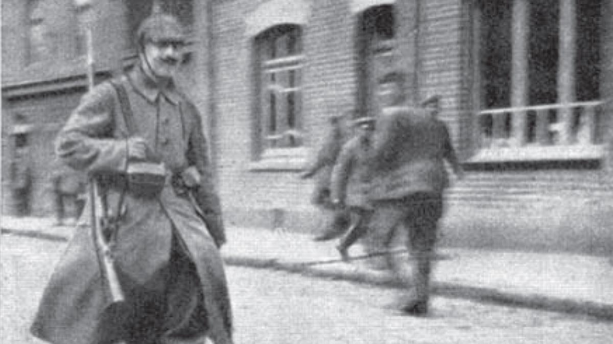Foto borrosa de Hitler durante la gran guerra, en Múnich, incluida en la historia oficial de su regimiento en 1932.