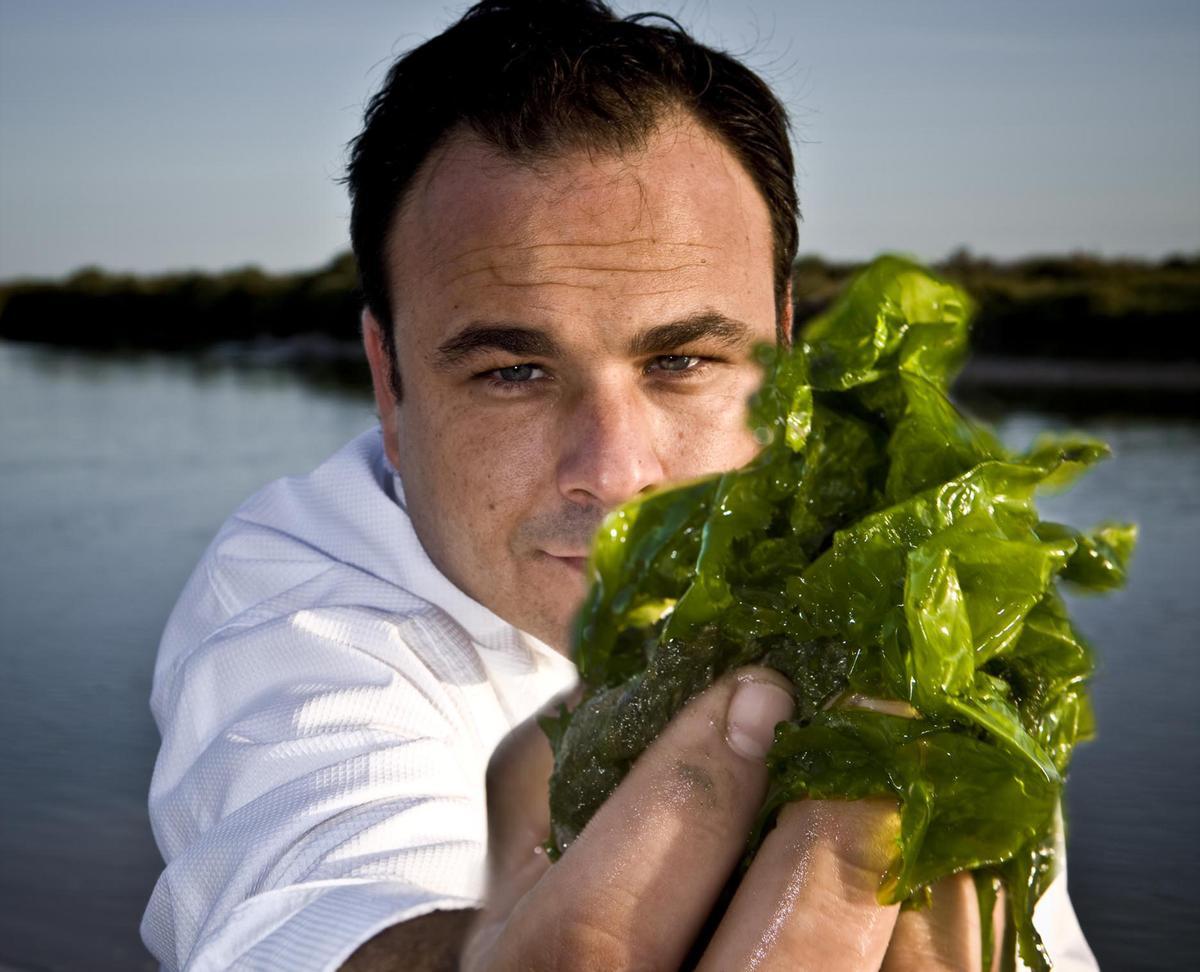 El cocinero Ángel León conocido como el Chef del Mar muestra uno de los productos con los que investiga en su laboratorio en Cádiz. 
