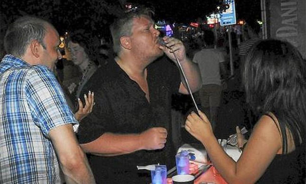 Un consumidor de ’oxyshot’ en la zona de Punta Ballena (Magaluf), de Mallorca. Un consumidor de ’oxyshot’ en la zona de Punta Ballena (Magaluf), de Mallorca.