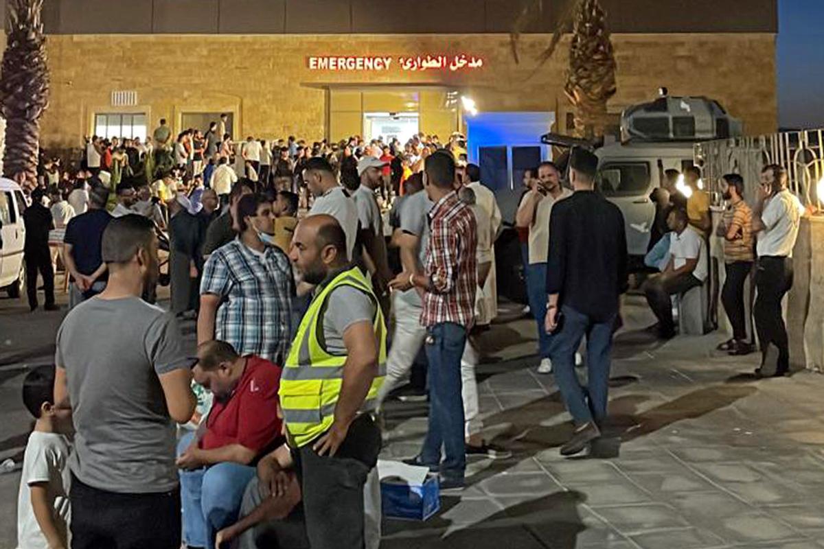Personas esperando en la puerta de un hospital tras la explosión de gas tóxico en Jordania