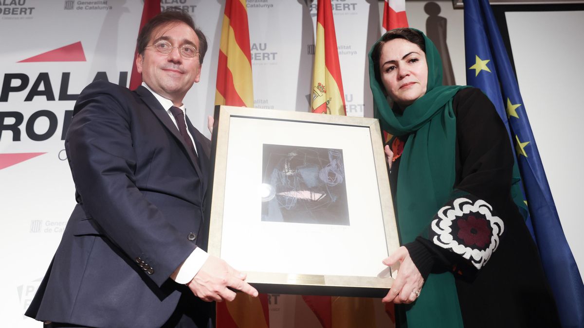La parlamentaria i activista afgana, Fawzia Koofi. recibe el premio de Casa Asia de manos del ministro de Asuntos Exteriores, José Manuel Albares. La parlamentaria i activista afgana, Fawzia Koofi. recibe el premio de Casa Asia de manos del ministro de Asuntos Exteriores, José Manuel Albares.