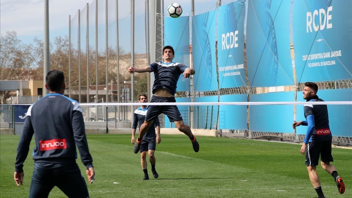 Gerard Moreno se dispone a rematar en un partido de futvoley en el entrenamiento del Espanyol. Gerard Moreno se dispone a rematar en un partido de futvoley en el entrenamiento del Espanyol.