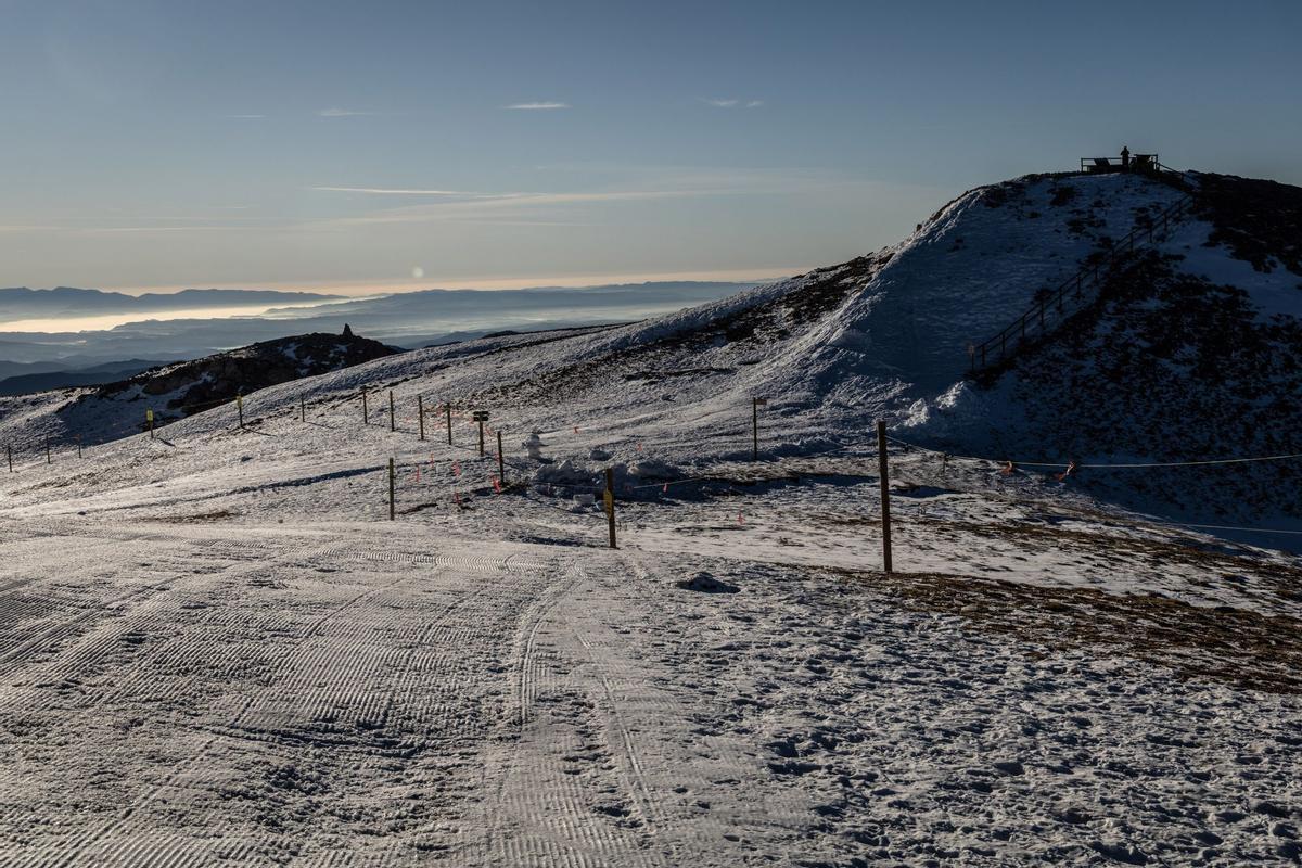 El aumento de las temperaturas significa que la gran mayoría de las estaciones de esquí del mundo ya dependen de la nieve artificial para aumentar la capa de nieve y prolongar la temporada, pero una racha récord de clima templado a fines de diciembre significa que incluso la nieve artificial ya no es posible en algunas áreas como en La Molina El aumento de las temperaturas significa que la gran mayoría de las estaciones de esquí del mundo ya dependen de la nieve artificial para aumentar la capa de nieve y prolongar la temporada, pero una racha récord de clima templado a fines de diciembre significa que incluso la nieve artificial ya no es posible en algunas áreas como en La Molina