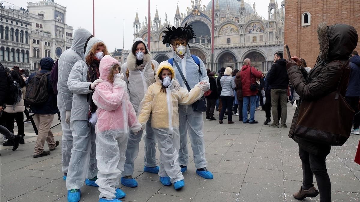 Visitantes de Venecia, donde el carnaval ha sido cancelado, este domingo. Visitantes de Venecia, donde el carnaval ha sido cancelado, este domingo.