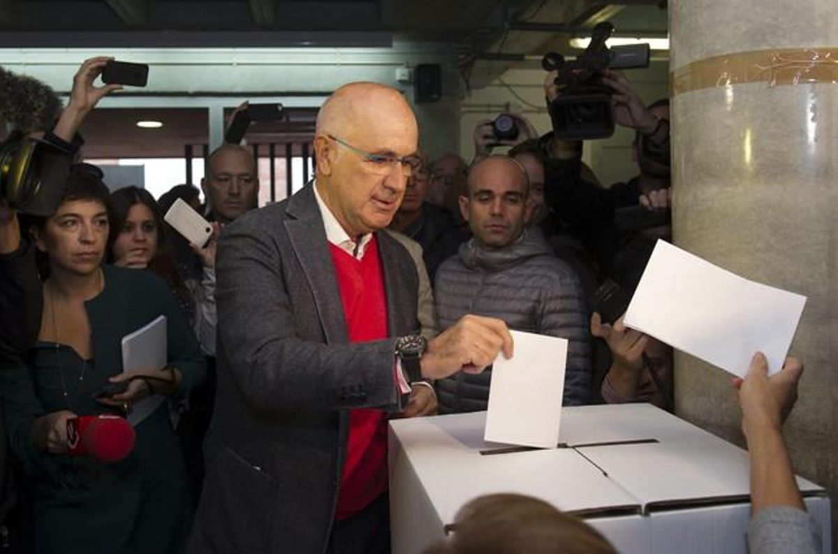 El líder de Unió, Josep Antoni Duran Lleida, vota en la Escola Orlandai de Barcelona. El líder de Unió, Josep Antoni Duran Lleida, vota en la Escola Orlandai de Barcelona.