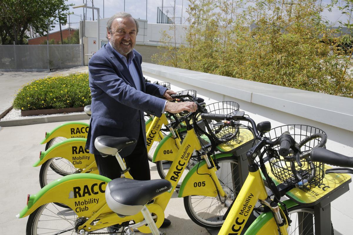 Josep Mateu, junto a bicicletas del RACC, el pasado lunes.
