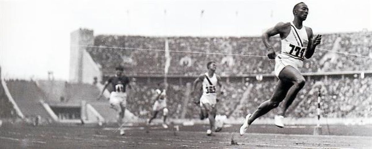 Jesse Owens logró la victoria con un amplio margen en la final de los 200 metros lisos, prueba en la que sumó la tercera de sus cuatro medallas de oro. En el fondo, la llamada Puerta de Maratón. Jesse Owens logró la victoria con un amplio margen en la final de los 200 metros lisos, prueba en la que sumó la tercera de sus cuatro medallas de oro. En el fondo, la llamada Puerta de Maratón.