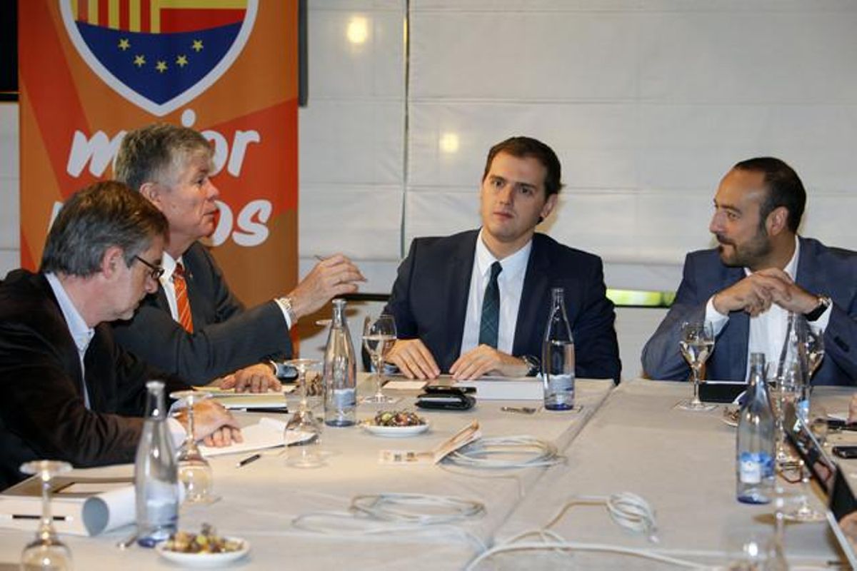 Albert Rivera, junto a sus compañeros de Ciutadans, este lunes. Albert Rivera, junto a sus compañeros de Ciutadans, este lunes.