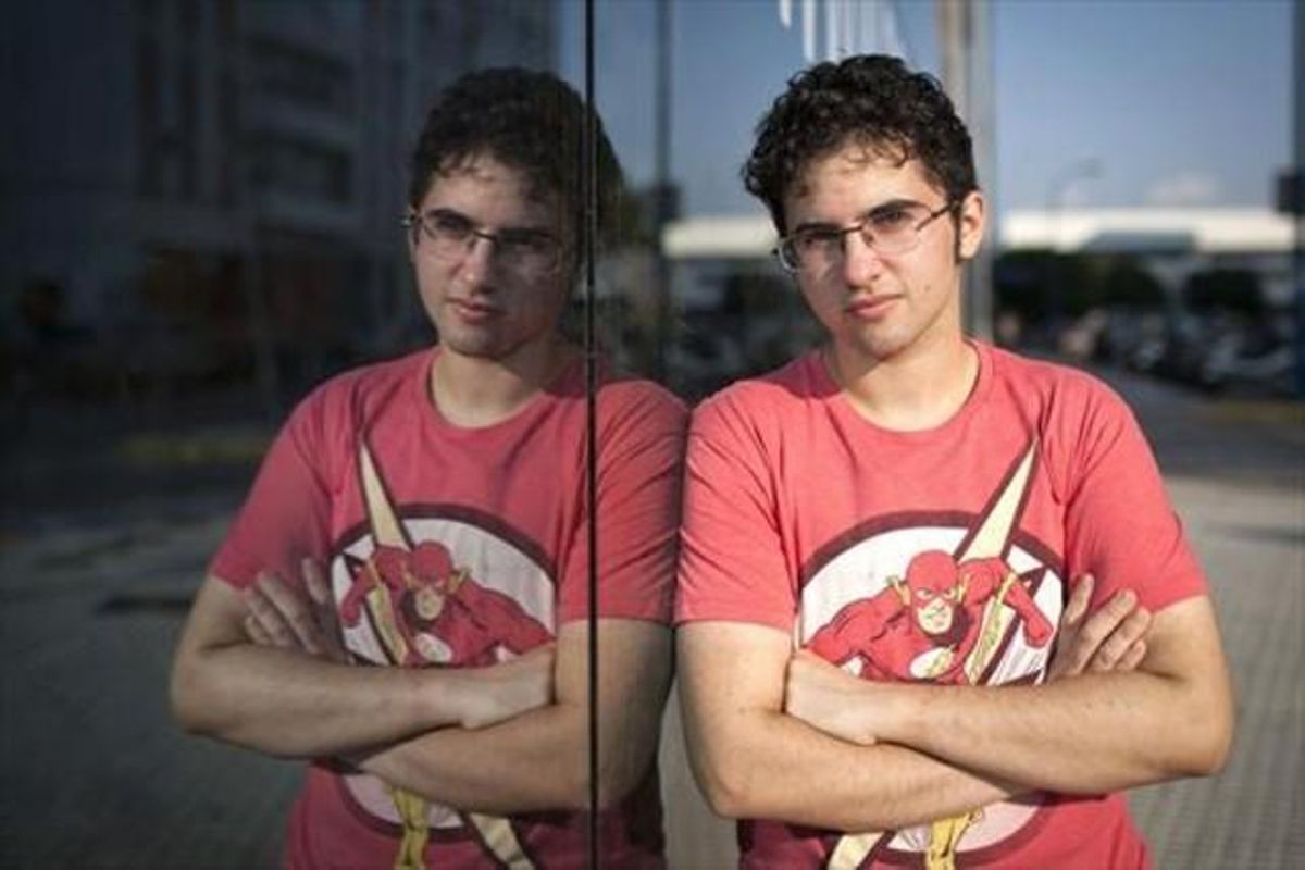El joven Álex Salinas, que no podrá ser padrino de su sobrino de siete meses, fotografiado ayer en Cádiz. El joven Álex Salinas, que no podrá ser padrino de su sobrino de siete meses, fotografiado ayer en Cádiz.