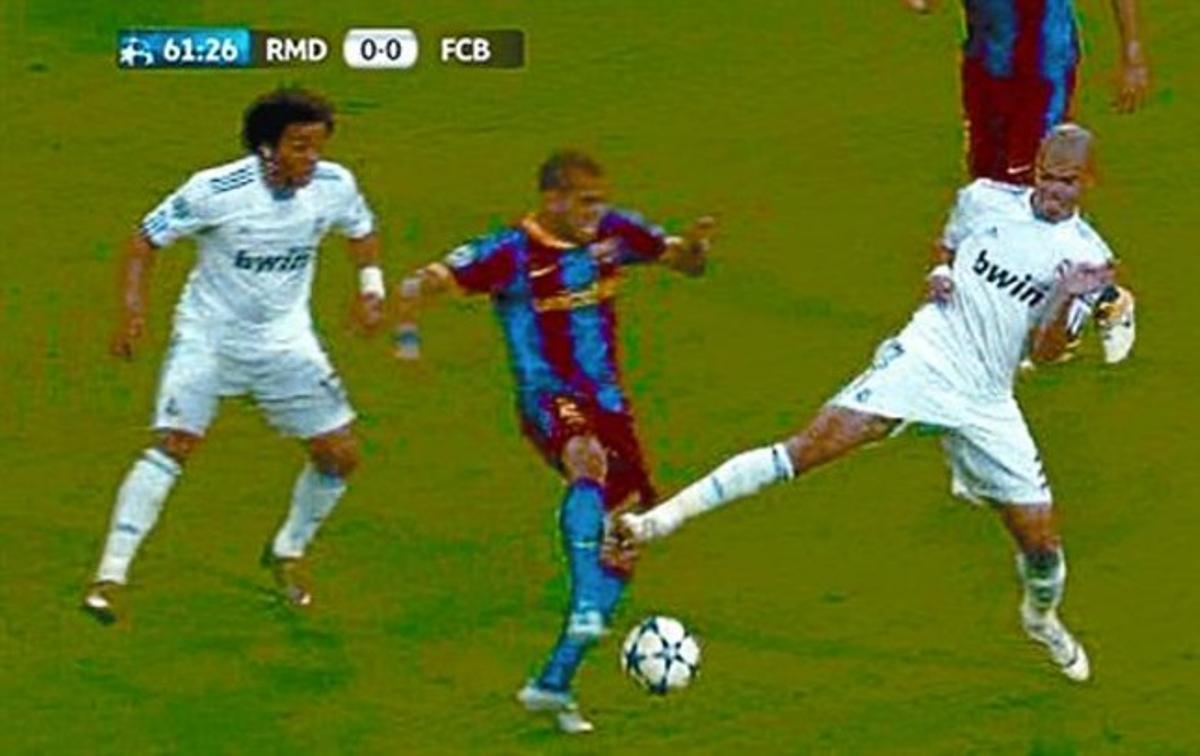 Alves y Pepe impactan con el balón; la pierna del brasileño empieza a ir hacia atrás mientras el luso levanta la suya e intenta alcanzarle el gemelo.