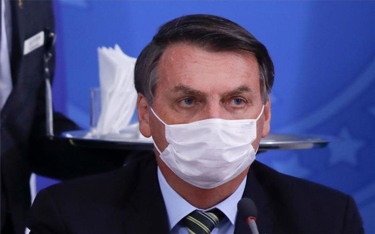 El presidente de Brasil, Jair Bolsonaro, con mascarilla por coronavirus.