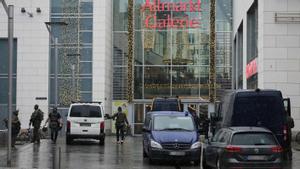  Fuerzas especiales de la policía alemana rodean los almacenes Altmarkt Galerie donde 