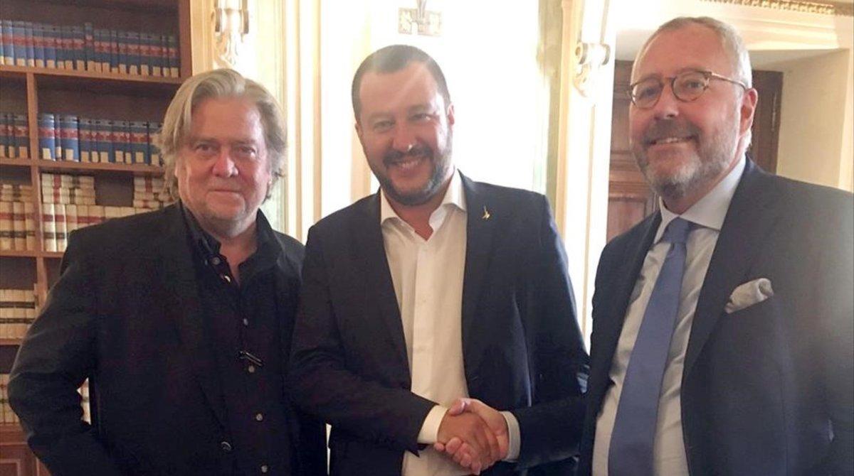 De izquierda a derecha, Steve Bannon, Matteo Salvini y Michael Modrikamen, líder del Partie Populaire belga.