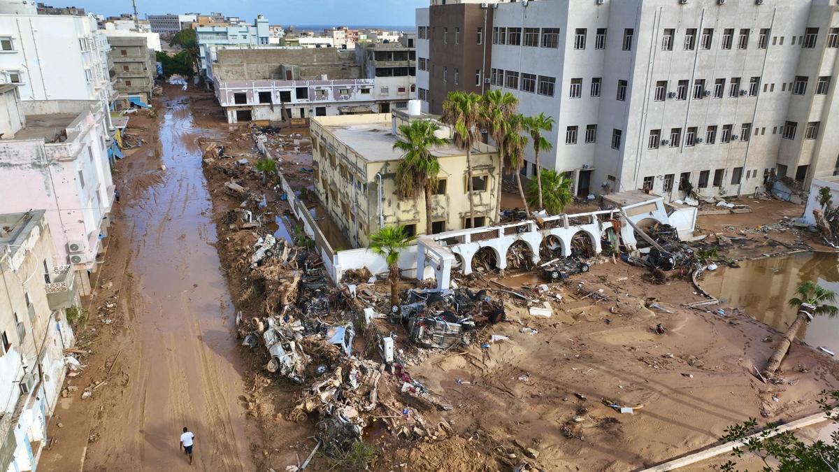 Una vista aérea de la ciudad de Derna, en Libia. La tormenta Daniel ha dejado una devastación sin precedentes en la ciudad de Derna, en el este de Libia, con más de 2.400 personas fallecidas y al menos 7.000 desaparecidas solo en Derna, aunque la cifra en todo el país puede alcanzar los 10.000 desaparecidos.