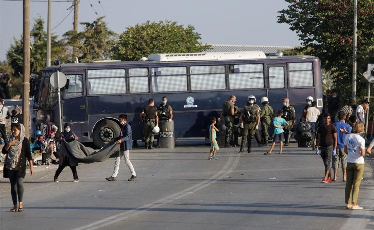Operación policial en Moria para trasladar a los inmigrantes de Moria a un nuevo campo tras el incendio. Operación policial en Moria para trasladar a los inmigrantes de Moria a un nuevo campo tras el incendio.