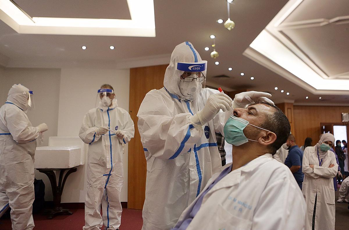 Un trabajdor sanitario realiza una prueba de coronavirus en Líbano.