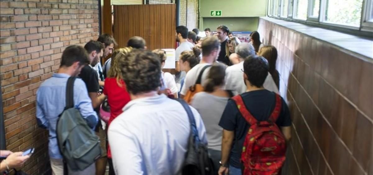 Alumnos en unas dependencias escolares. Alumnos en unas dependencias escolares.