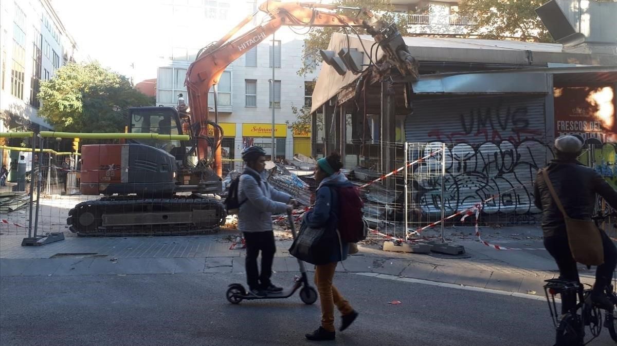 Trabajos de retirada de las carpas del mercado de Sant Antoni, este sábado. Trabajos de retirada de las carpas del mercado de Sant Antoni, este sábado.