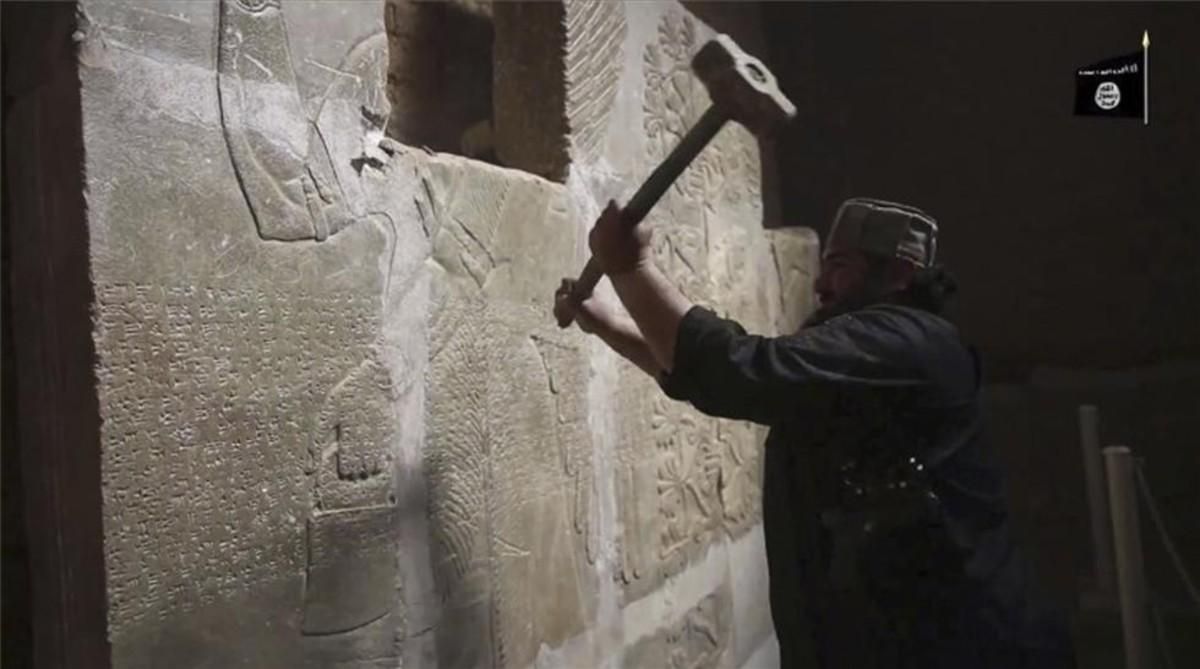 Captura de un vídeo de Estado Islámico que muestra cómo destruyen la ciudad de Nimrud. Captura de un vídeo de Estado Islámico que muestra cómo destruyen la ciudad de Nimrud.